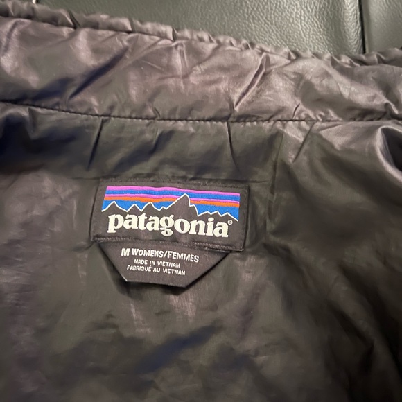 Black women’s medium Nanopuff jacket from Patagonia. - Picture 4 of 7